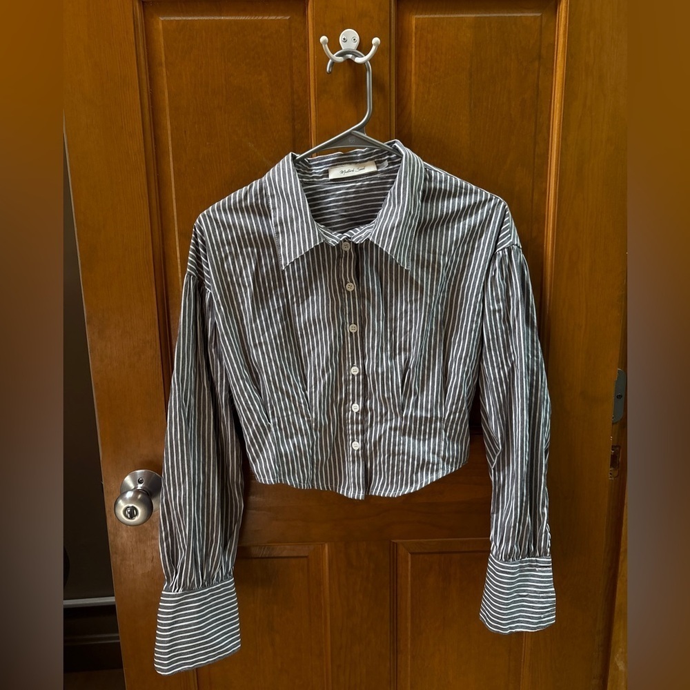 Womenโs Mustard Seed Pin Stripe Cropped Long Sleeve Button Up Size Small